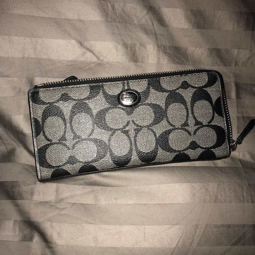 Coach zip wallet❤️
